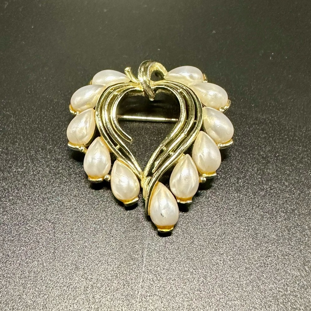 Vintage STAR Faux Pearl & Gold Tone Signed Brooch Pin